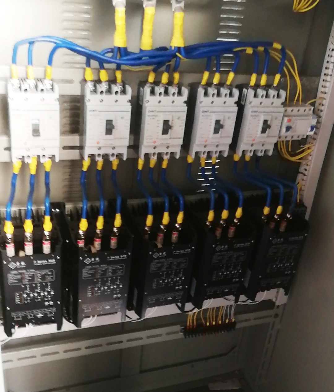 興乾電力調(diào)整器電加熱應(yīng)用吹瓶機(jī)專用定電壓電力調(diào)整器案